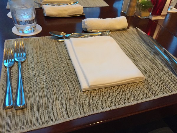 ホテルのディナーテーブル
